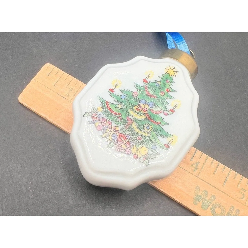 Vintage 2001 White Ceramic‎ Christmas Ornament With Tree Williamsburg VA Rare